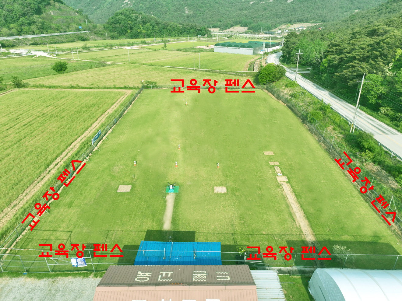산과 제1비행교육장이 함께 보이는 넓은 전경